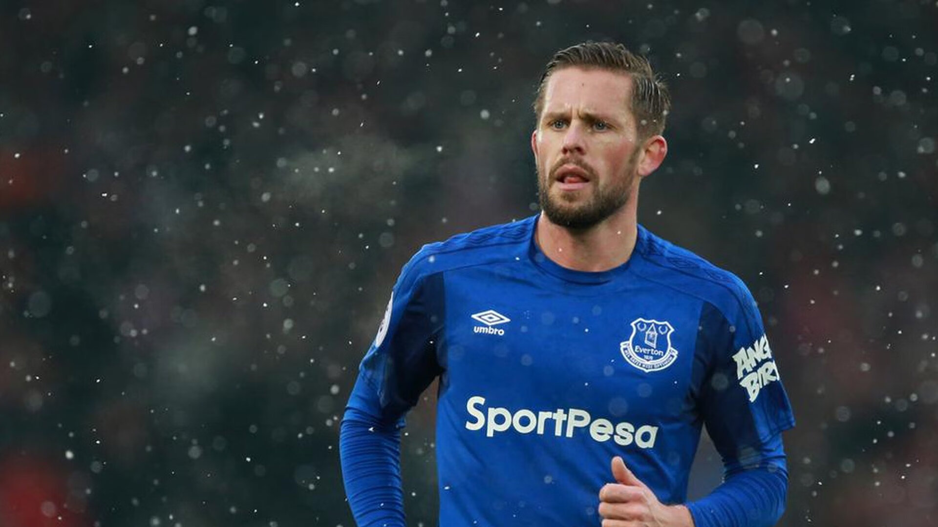 比赛中球员们奋勇争先,为球队赢得胜利,比赛前队员们提出大家要有齐心协力勇于拼搏